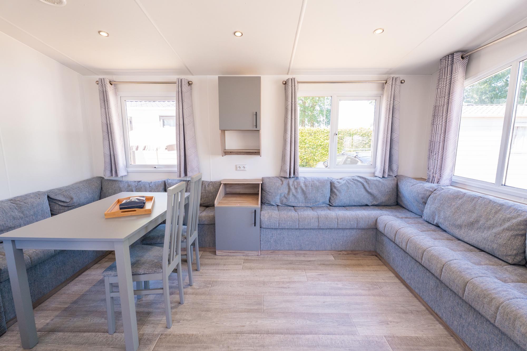 Zithoek en tafel in interieur van vakantiechalet Superieur de Luxe